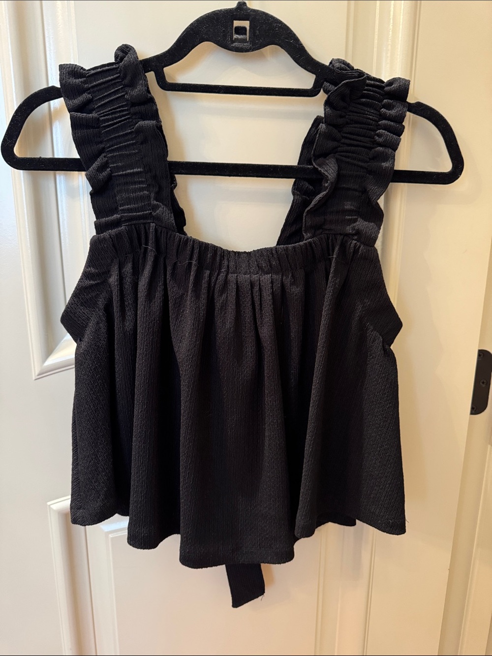 vestique Black Ruffled Strap Cropped Tank